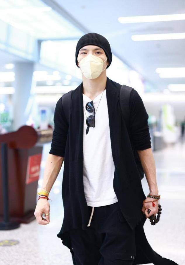 黑色|向佐的体脂率也太低了，胳膊线条太清晰，黑色开衫穿出温和感