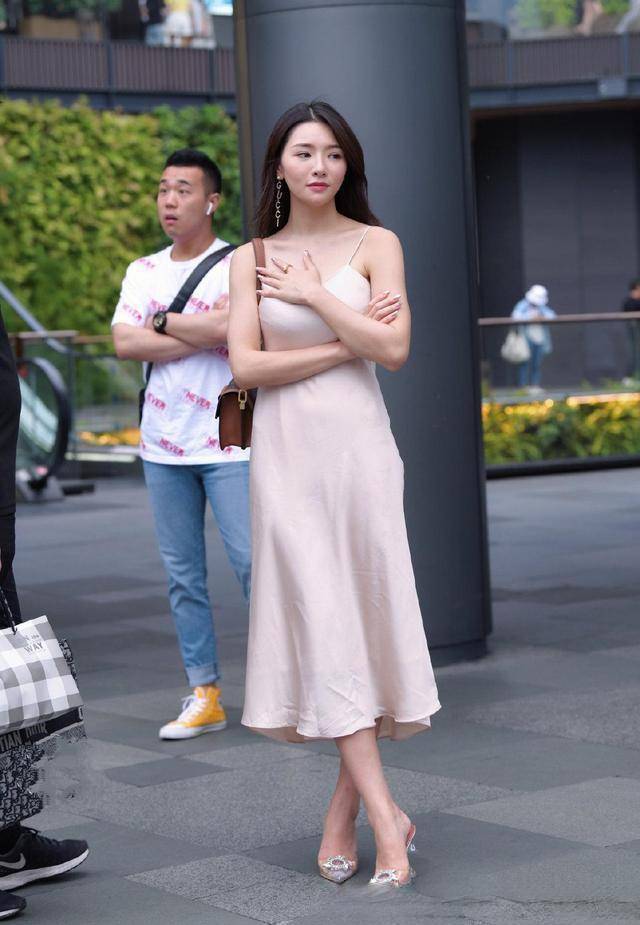 显得|时尚好看的瑜伽裤装扮显得古韵别致，清凉大方又显气质，时尚达人