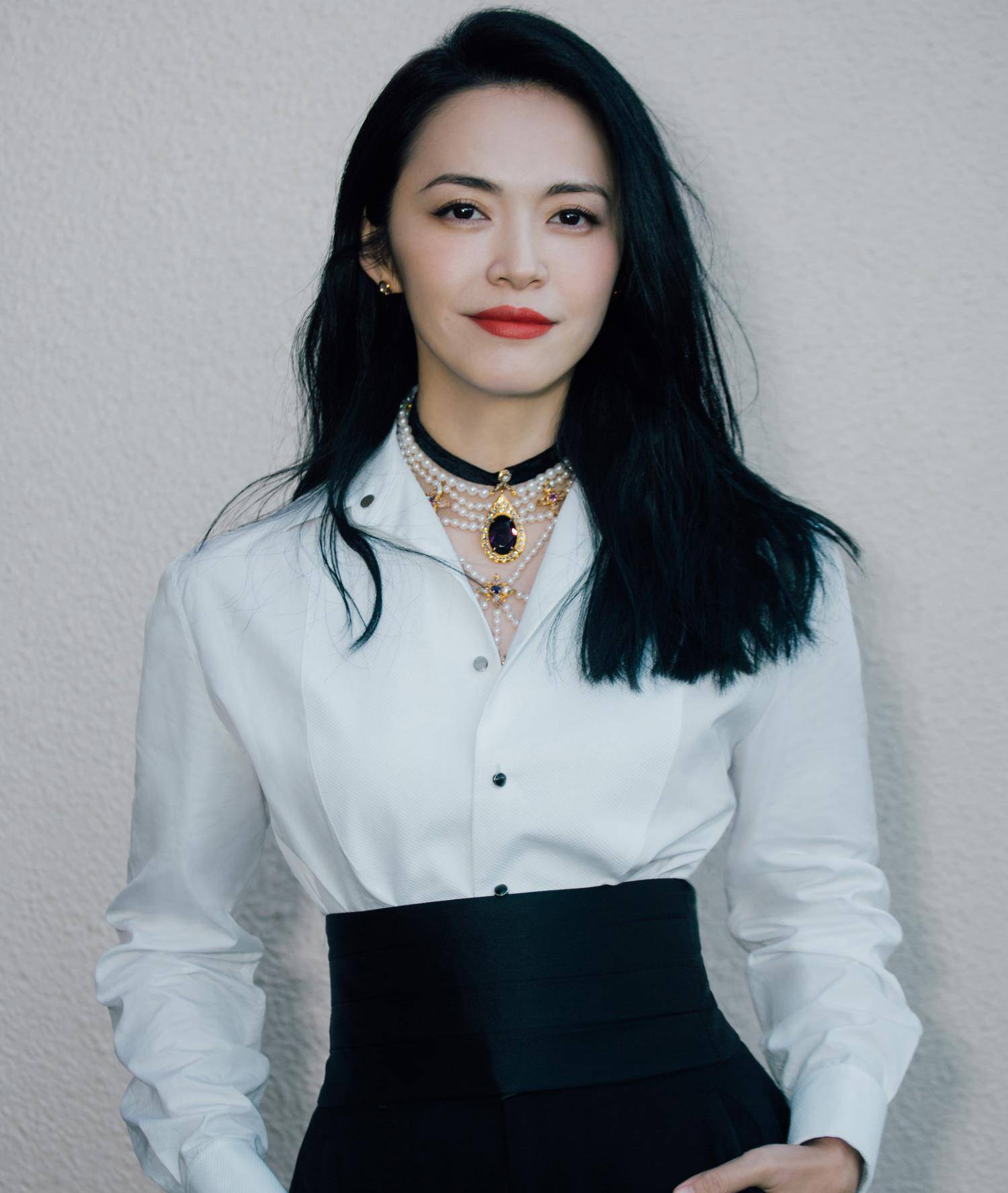 配饰|40岁姚晨斩获最佳女演员，白衬衫配阔腿裤简单优雅，真女王本人！