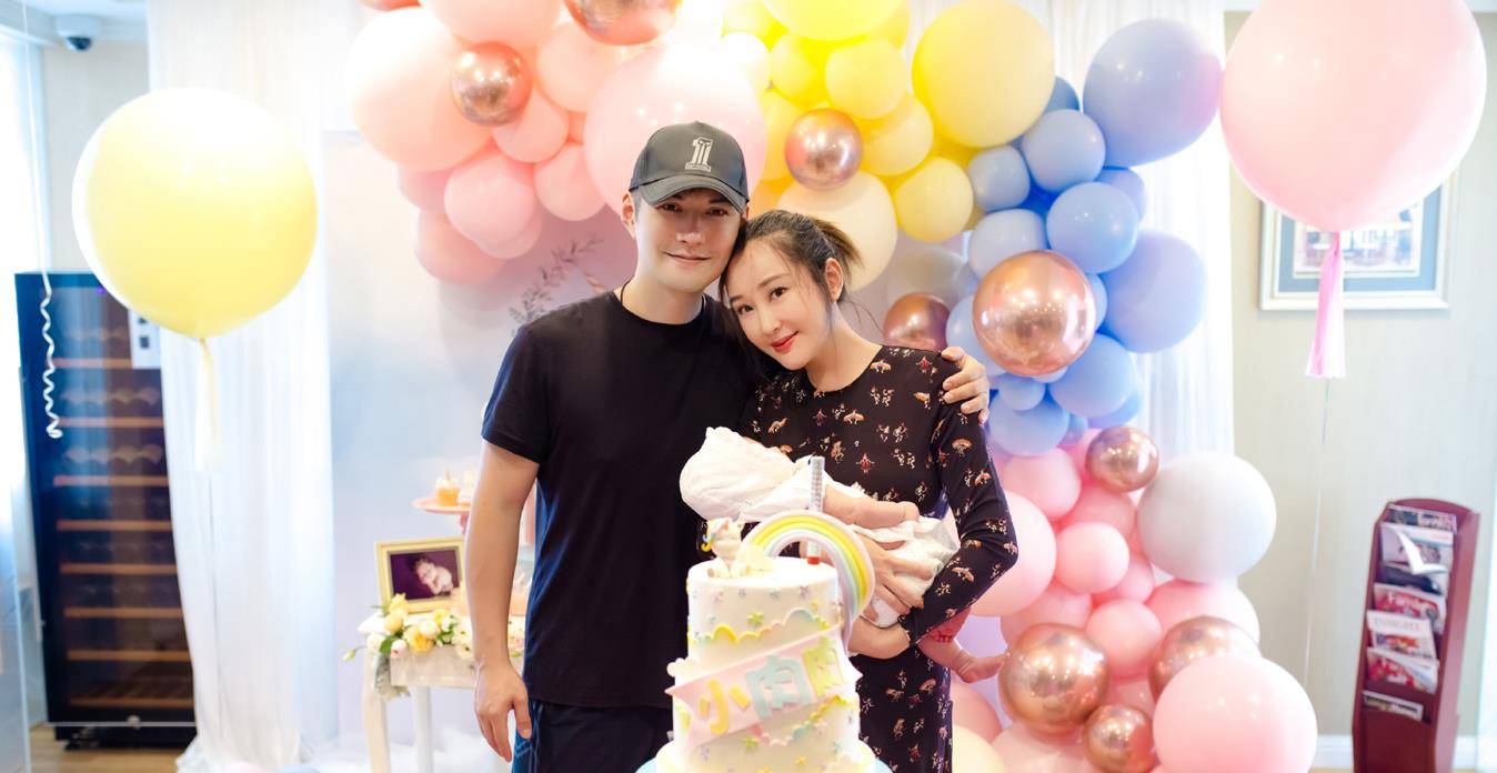 杜若溪|严屹宽与杜若溪提前过七夕，情侣印花衬衫搭短裤，从头到脚好般配