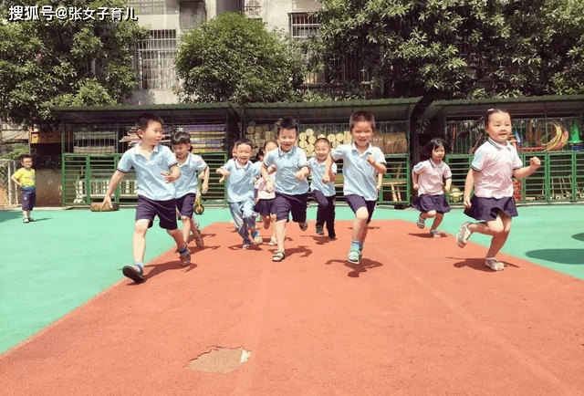 带着|孩子刚上幼儿园不哭不闹，宝妈没得意多久，就把孩子领回了家