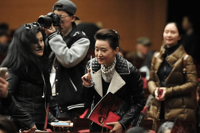 宋祖|54岁宋祖英美得大气,“大背头”配皮衣时髦有范,气质太绝了