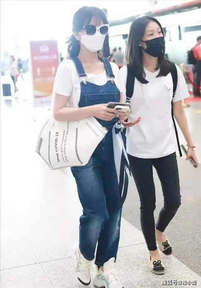 皮短裤|赵雅芝真是不服老,66岁了还敢穿皮裤,配绑带衬衫意外时髦减龄