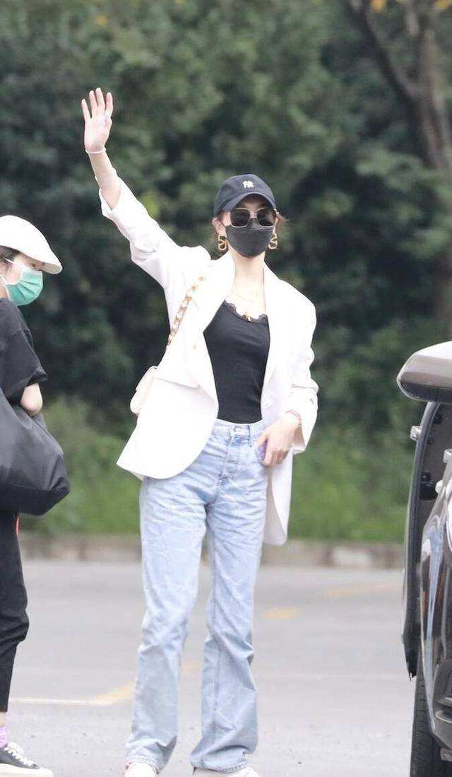 黑色|当妈的唐嫣开始走成熟路线，穿西装配蕾丝边内搭，挺有富贵感的