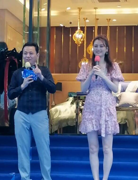 洪欣|洪欣中秋前夕忙捞金，穿粉短裙站店门口好风光，50岁还是少女身材