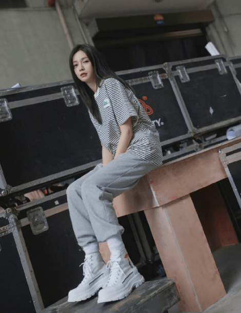 袜子|32岁沈梦辰少女感满满,裤脚塞进袜子中,却意外显得腿很长