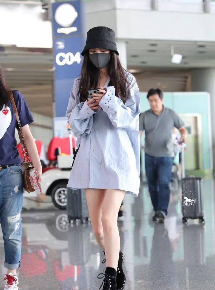 杨幂|杨幂又肆无忌惮秀美腿了!宽松衬衫玩转下衣失踪,小细腿太真实了