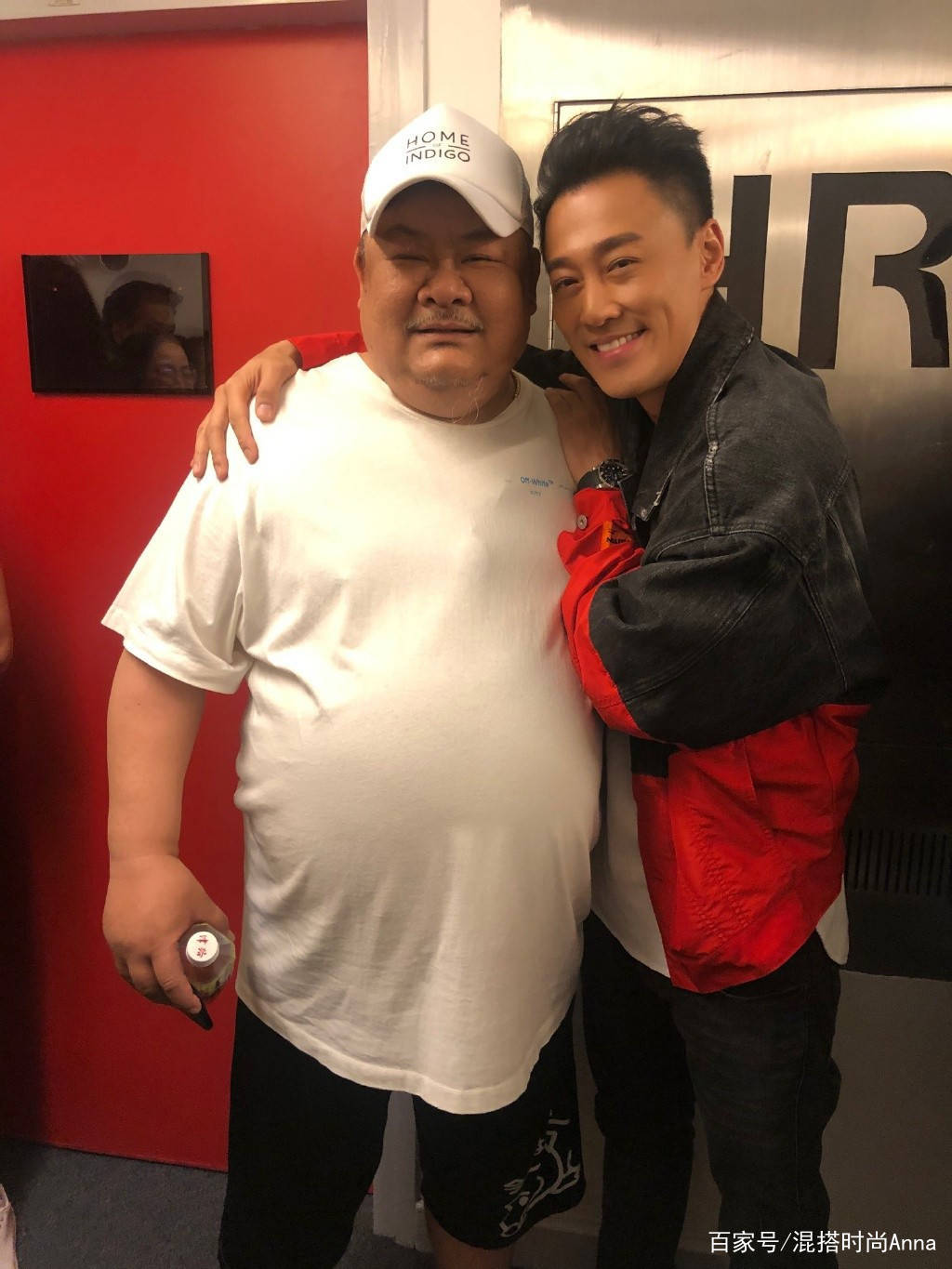 宣萱|51岁宣萱同框林峰看剧,衬衫配小脚裤好少女,比小9岁林峰还年轻