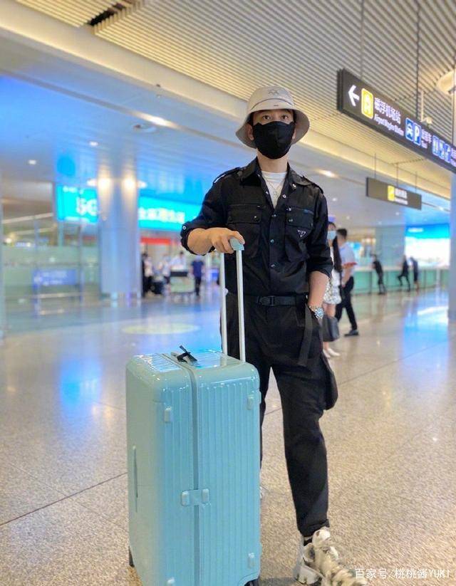 显得|42岁黄晓明私服走机场,黄毛衣配牛仔裤简单随性,气质不比鲜肉差