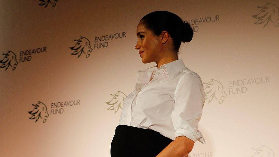 大肚子|梅根美得真高调！白衬衫搭裹身半裙秀孕肚，配优雅发髻备受好评