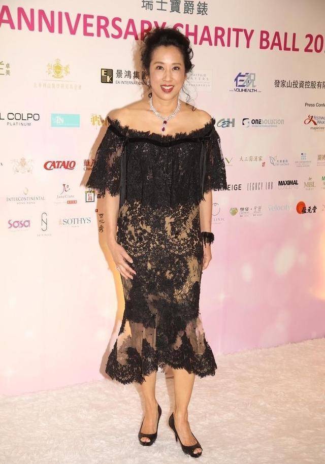 黑色|郭晶晶的婆婆真是“珠圆玉润”，穿着露肚脐的衣服，肚腩很有富态