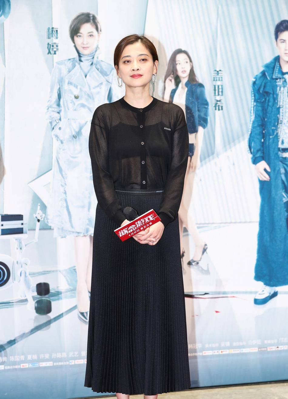 黑色|44岁梅婷原来这么会穿,薄纱衬衫搭配百褶裙,一身黑装好时髦