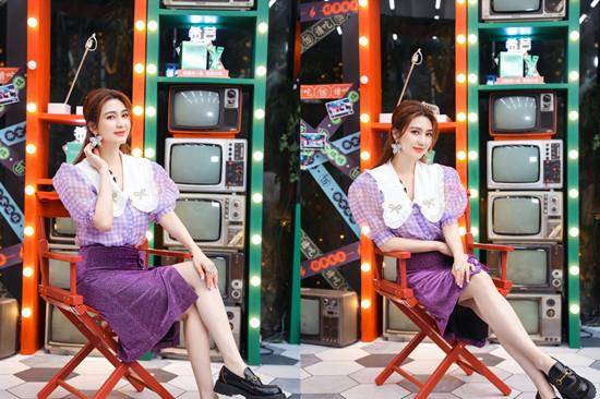 洪欣|洪欣中秋前夕忙捞金,穿粉短裙站店门口好风光,50岁还是少女身材