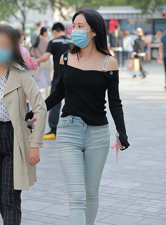 蓝色|黑色一字肩上衣,搭配上一条蓝色牛仔裤,清新简约还很显年轻