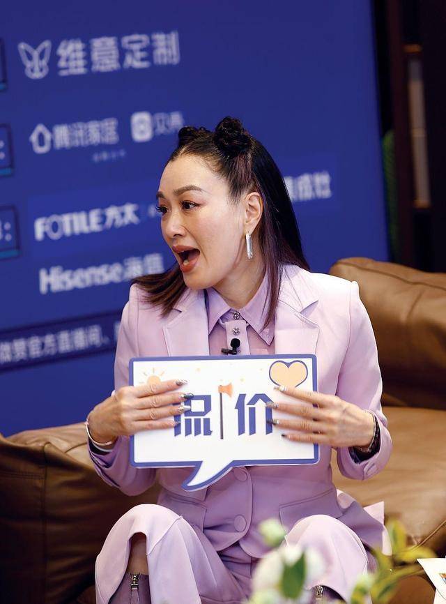 亮点|钟丽缇真不畏惧年龄，穿紫色套装配哪吒头，眼角有皱纹也耐看