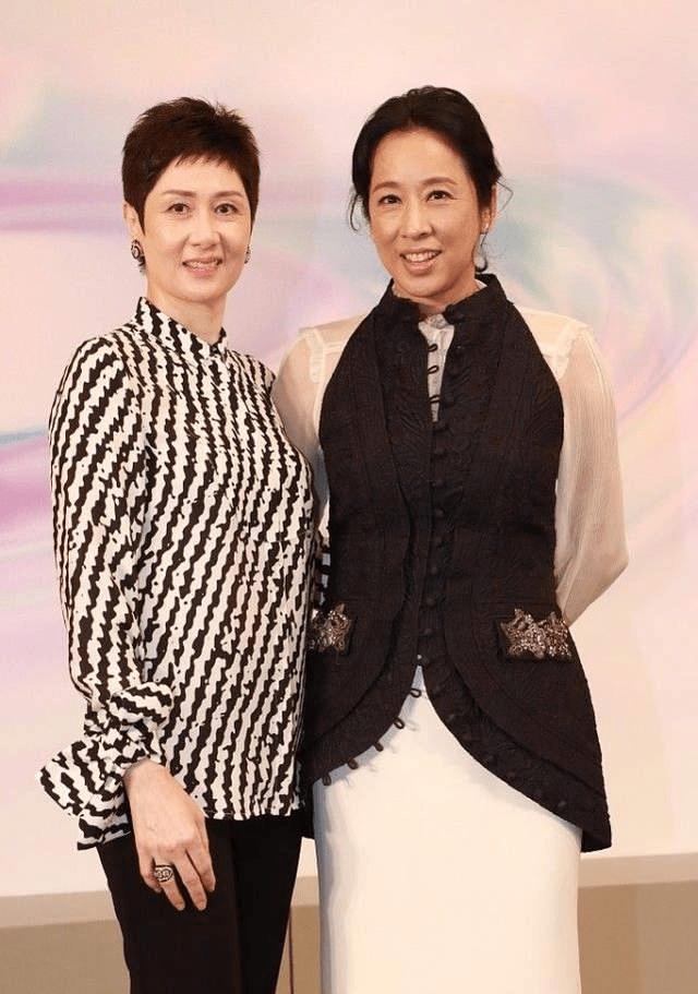 黑色|郭晶晶的婆婆真是“珠圆玉润”，穿着露肚脐的衣服，肚腩很有富态