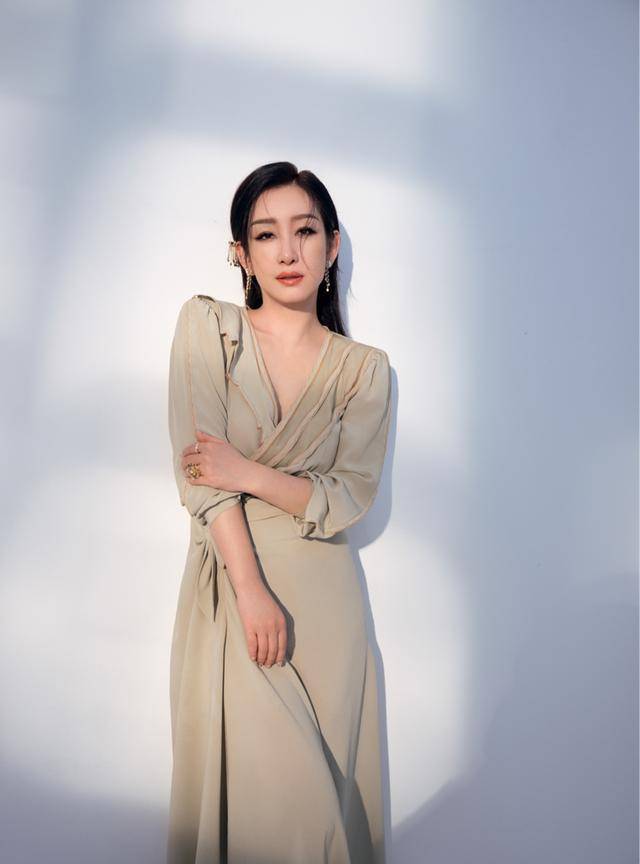 西装|秦海璐气质无敌了！“烂大街”的白色衬衫裙太高级减龄，哪像41岁