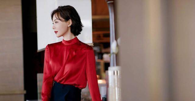 真丝|穿搭:陈数新剧演律师,衬衫+西裤又飒又美,但给人感觉太刻板