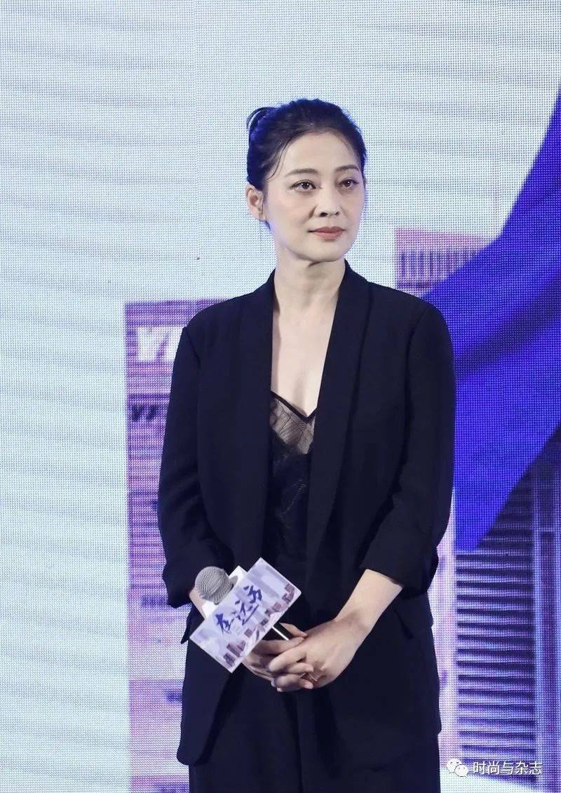 黑色|梅婷的气质一般人学不来，黑色西服配长裤干练知性，洒脱又高贵