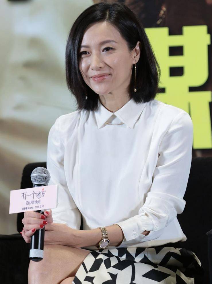 曲线|徐静蕾一点不服老，穿短裙秀真实身材，可惜跷二郎腿肌肉感明显