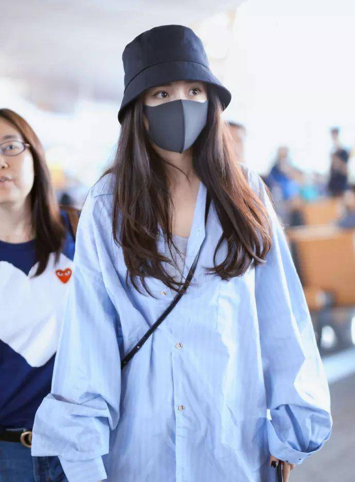 杨幂|杨幂又肆无忌惮秀美腿了!宽松衬衫玩转下衣失踪,小细腿太真实了