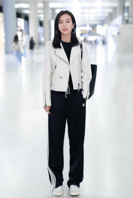 黑色|牛莉带火了一种穿法,叫“皮衣+条纹阔腿裤”,洒脱帅气又时髦