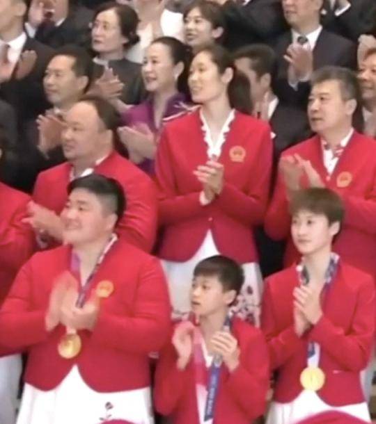 瞬间|小团宠全红婵太火！多位奥运冠军熊抱要合影，与朱婷两度上演最萌身高差