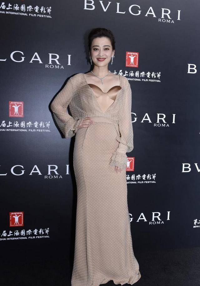 贵妇|梅婷的衣品比年轻人还潮，穿波点薄纱裙配抹胸内搭，穿出贵妇感