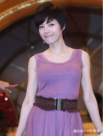 曾经的国民女王 为了躲避潜规则被冷藏了20年 现在穿成这样又回来了