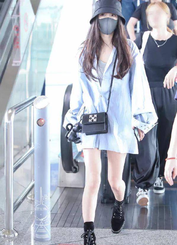 杨幂|杨幂又肆无忌惮秀美腿了!宽松衬衫玩转下衣失踪,小细腿太真实了