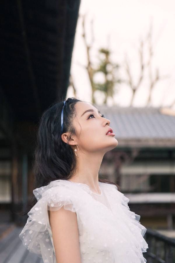 袜子|32岁沈梦辰少女感满满,裤脚塞进袜子中,却意外显得腿很长