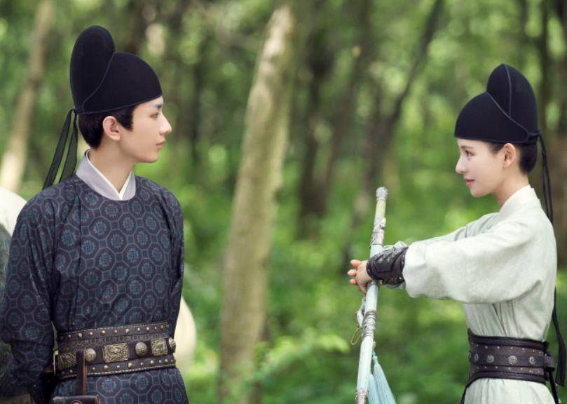 张予曦|成毅张予曦携手演新剧，双人照太养眼，我却被“梦醒男团”迷住了