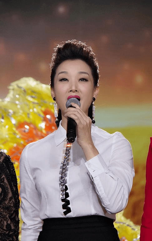 宋祖|54岁宋祖英美得大气,“大背头”配皮衣时髦有范,气质太绝了