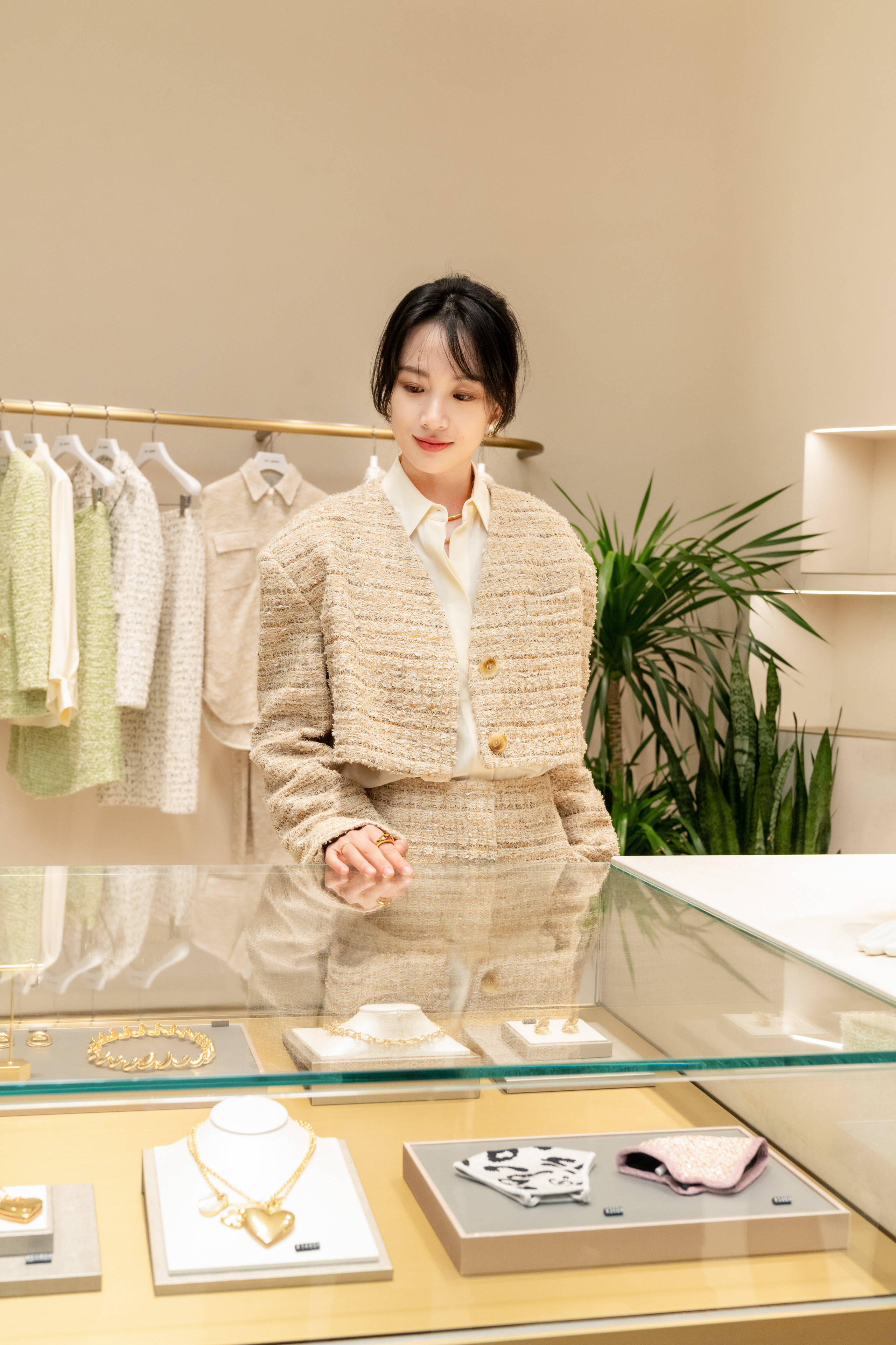 花呢|传承加州格调，织就优雅匠心 ST. JOHN上海外滩金融中心BFC精品店焕新揭幕