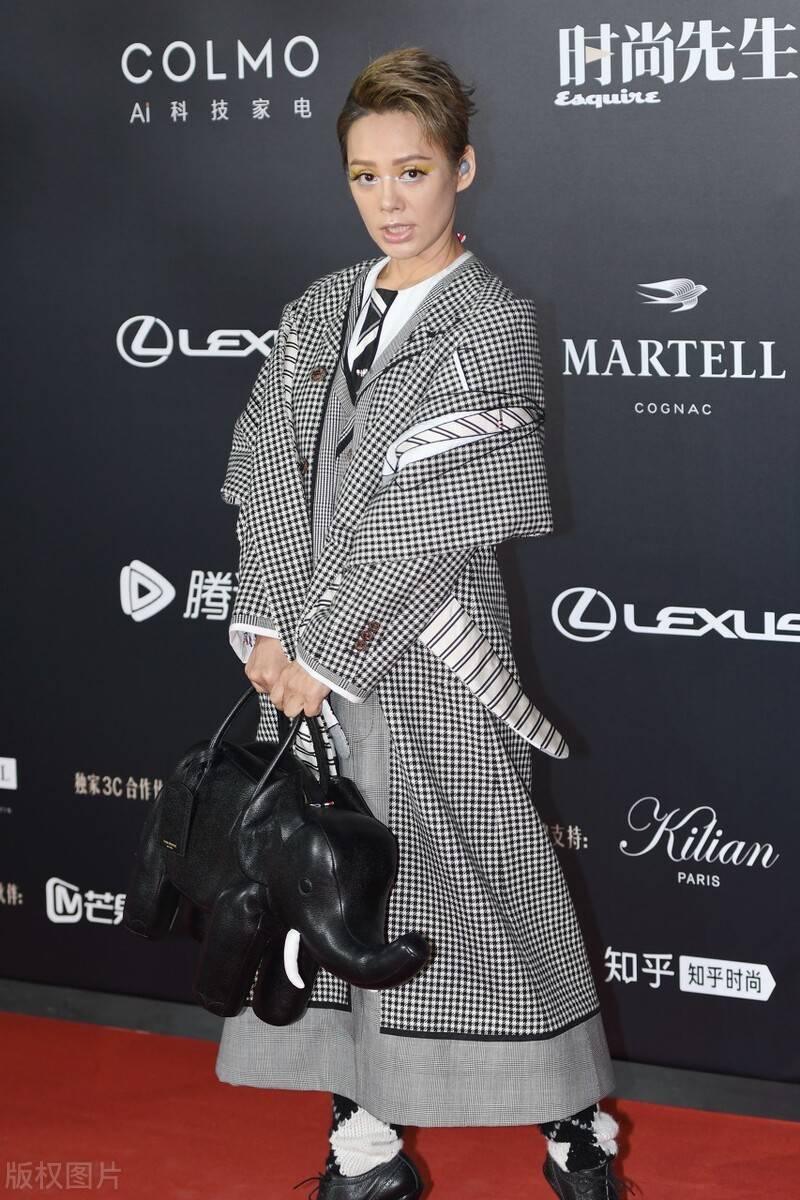 宁静|宁静气场太强了，灰色裹身裙配黑超墨镜，飒酷霸气不失女人味