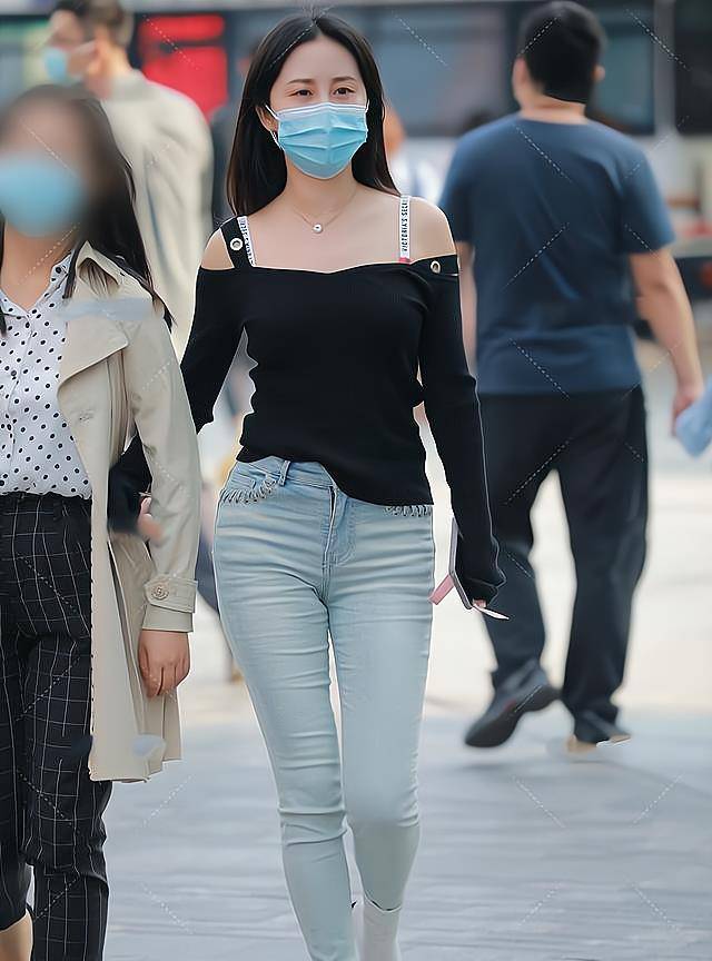 蓝色|黑色一字肩上衣,搭配上一条蓝色牛仔裤,清新简约还很显年轻