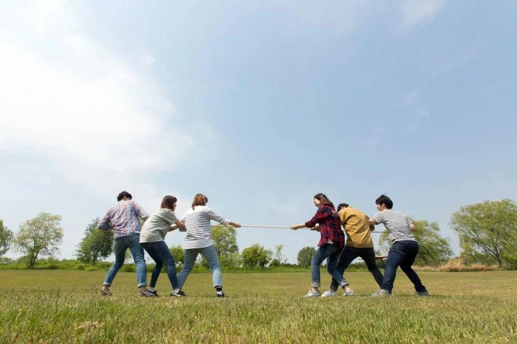 网友|倪妮新封面撞脸辛芷蕾？网友：这图有点辣眼睛...