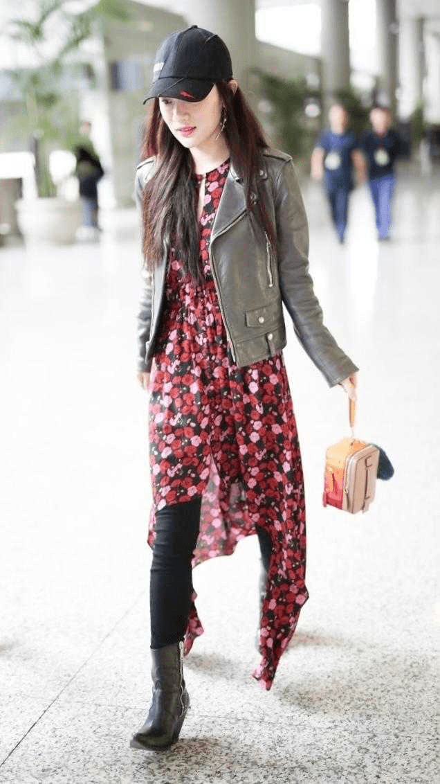 黑色|牛莉带火了一种穿法,叫“皮衣+条纹阔腿裤”,洒脱帅气又时髦