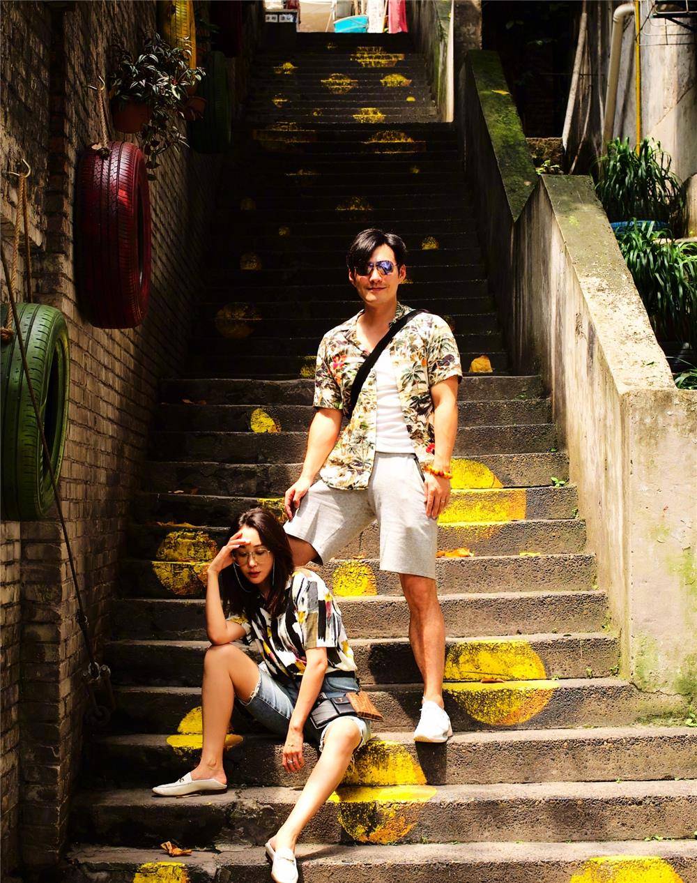 杜若溪|严屹宽与杜若溪提前过七夕，情侣印花衬衫搭短裤，从头到脚好般配