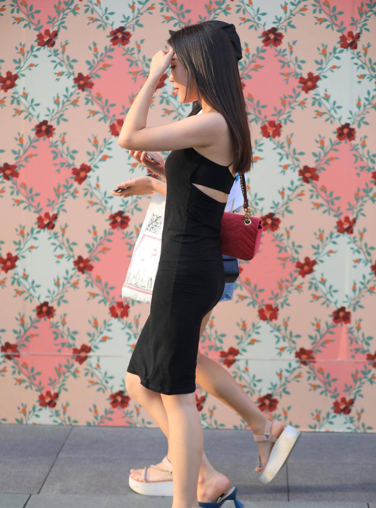 黑色|黑色连衣裙搭配蓝灰色高跟鞋,红色背包凸显气质,气场强大