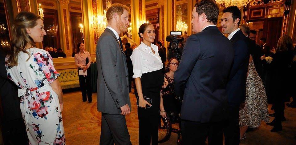 大肚子|梅根美得真高调！白衬衫搭裹身半裙秀孕肚，配优雅发髻备受好评