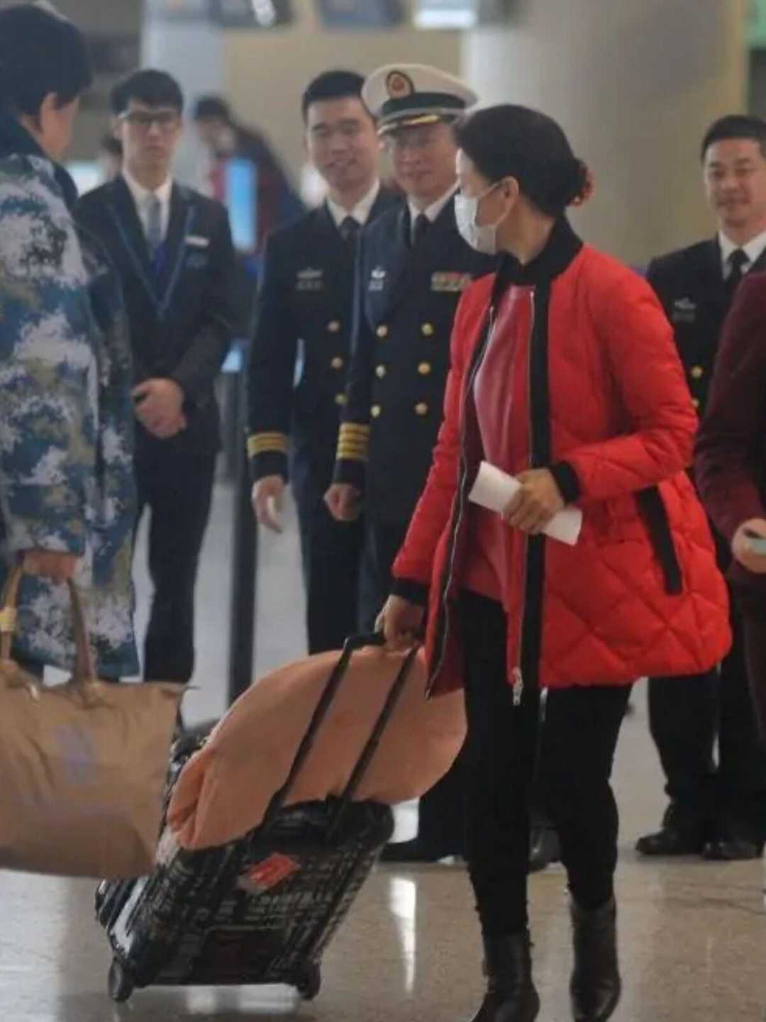 黑色|宋祖英气质不是盖的，“土味”棉衣配小脚裤好洋气，高级又时髦