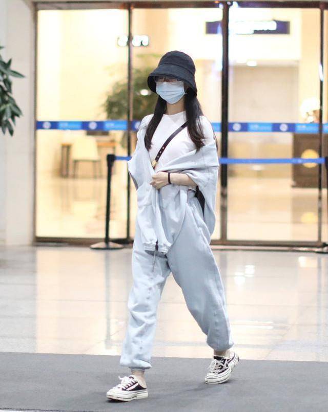 赵丽颖|赵丽颖越来越洋气了，穿水手服套装似高中生，近距离也看不出年龄
