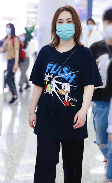 曲线|Twins合体现身，阿娇穿厚底鞋也不高，宽松搭配挡不住臃肿身材