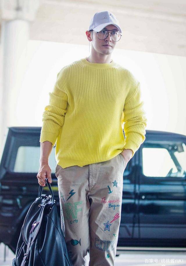 显得|42岁黄晓明私服走机场,黄毛衣配牛仔裤简单随性,气质不比鲜肉差