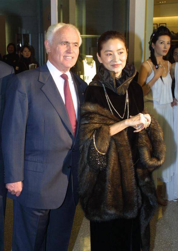 披肩|66岁林青霞真不服老，穿丝绒裙配皮草披肩贵气感十足，很有阔太范