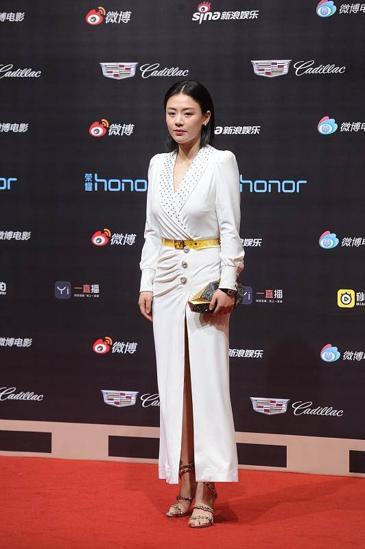 马思纯|马思纯保养得真好，穿简约的白裙气质优雅，不像比关晓彤大10岁