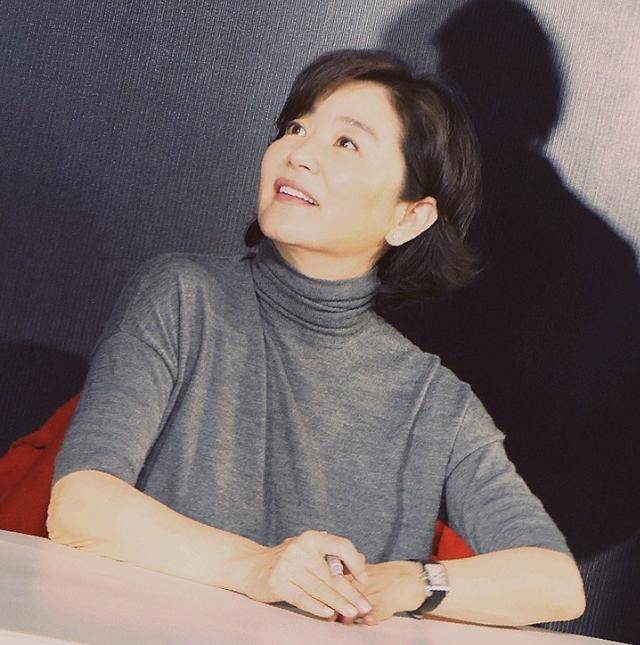 披肩|66岁林青霞真不服老，穿丝绒裙配皮草披肩贵气感十足，很有阔太范