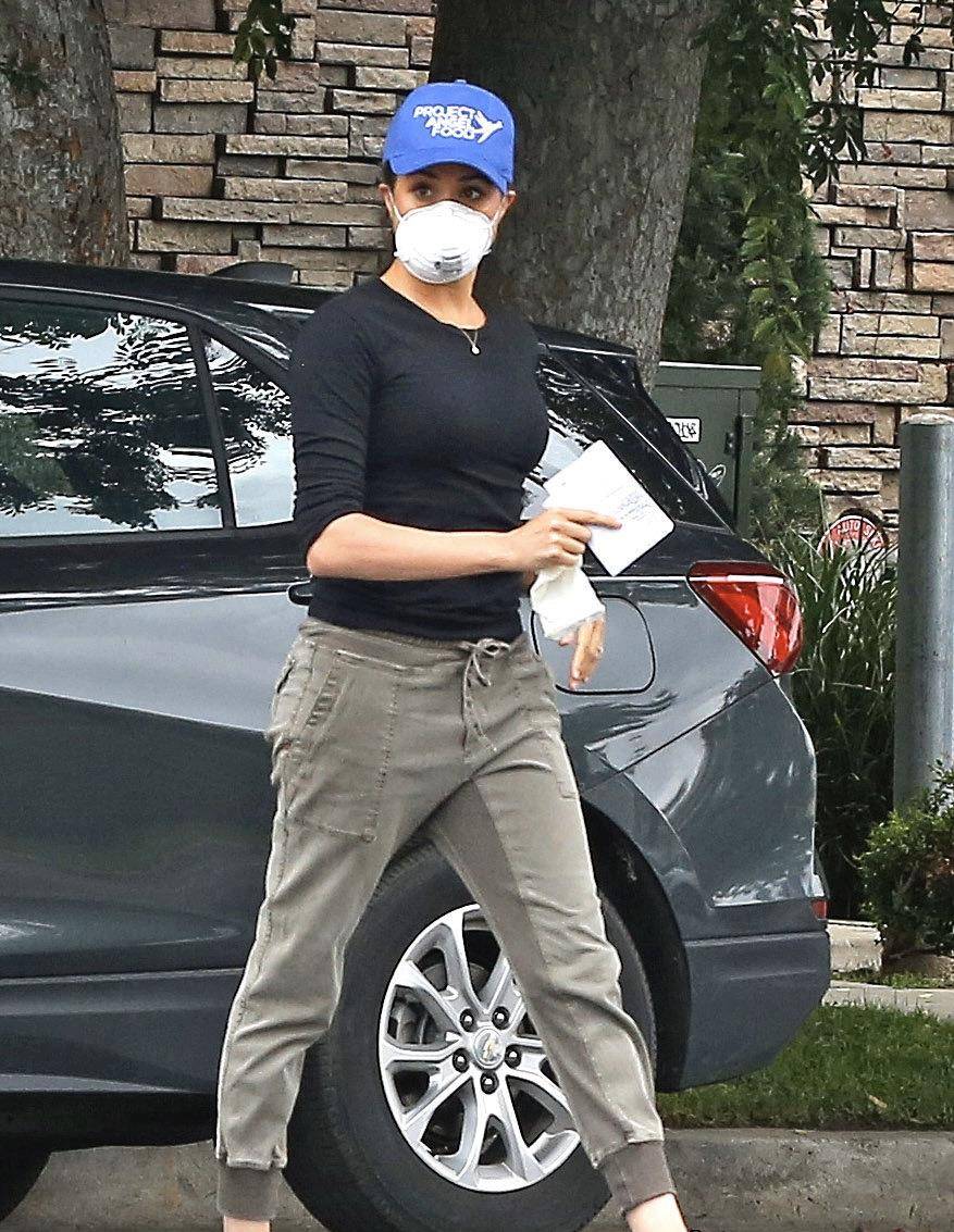 黑色|梅根不做王妃后首露面!上节目颜值明显回春,穿白衬衫更显气质