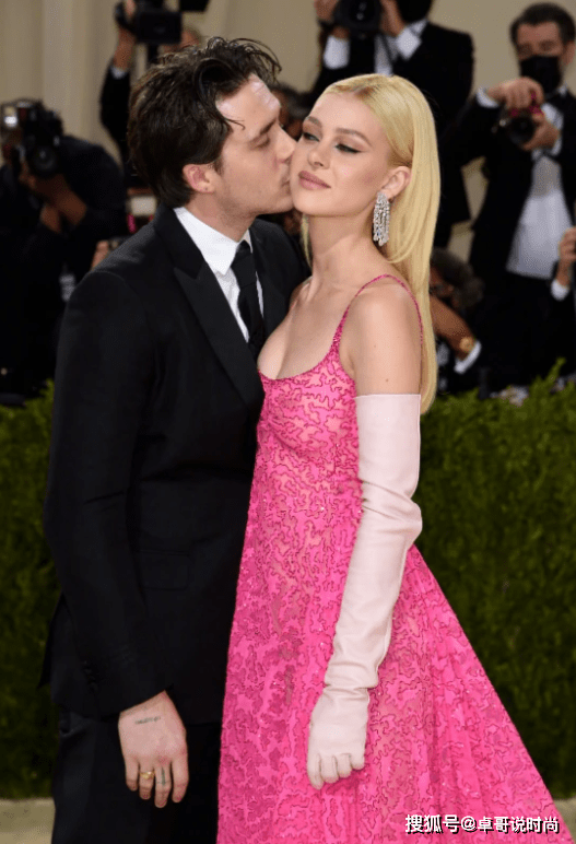 妮可拉|贝克汉姆长子，未婚妻一套粉裙，不比贝嫂？